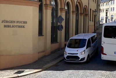 Baustelle Außenwirkung. Das alte Logo unter dem Schriftzug der Bibliothek fehlt, seit ein neues Logo mit dem Signet des Namensgebers verwendet wird.