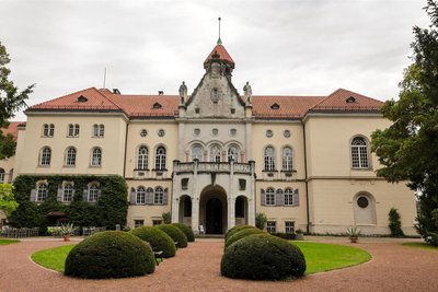 Links neben dem Hauptportal des Schlosses Waldenburg ist das Restaurant untergebracht.