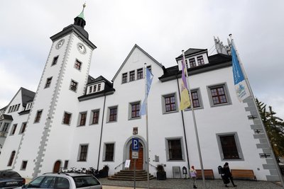 Am 26. Oktober stehen vier Namen auf dem Stimmzettel zur OB-Wahl: Nachdem im ersten Wahlgang Ende September keiner der Kandidaten die absolute Mehrheit erzielt hat, sind die Freibergerinnen und Freiberger erneut aufgerufen, einen Nachfolger für Sven Krüger zu wählen. Der Freiberger ist neuer mittelsächsischer Landrat.
