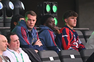 Das Endspiel verfolgte der verletzte Neuer von der Tribüne aus. 