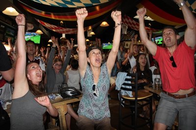 Im urigen Brauhaus "Prost" in Denver werden heute vor allem dem deutschen Team die Daumen gedrückt.  