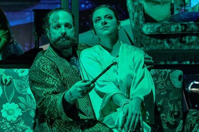 Mr. Martin (Dogukan Kuran) und Mrs. Martin (Anna Kudriashova-Stepanets) stehen in der Oper "Die kahle Sängerin" als Ehepaar für die Beziehungslosigkeit der Menschen und die Absurdität ihrer Existenz.