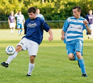 Der Gelenauer Lars Kolditz (links) traf in beiden Testspielen. Am Freitag erzielte er in der hier zu sehenden Partie gegen Klaffenbach das 1:0, das nicht reichte. Gestern leitete er mit dem 1:2 die Aufholjagd gegen Freiberg II ein. Per Doppelpack sicherte Patrick Kolditz den 3:2-Sieg.