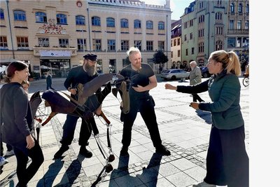 Wie man ein Drahtpferd auf engstem Raum springen lässt, probte das Team des Puppentheaters Zwickau um Regisseurin Monika Gerboc (r.) auf dem Hauptmarkt.