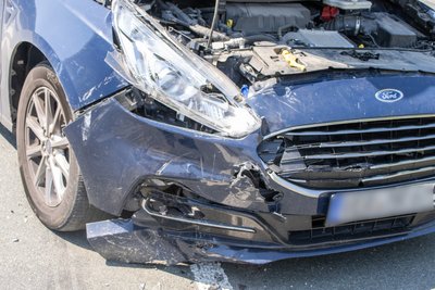 Beide Autos wurden stark beschädigt. Der Sachschaden beläuft sich auf 18.000 Euro.