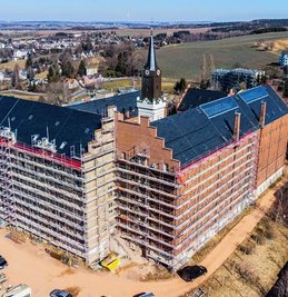 Bauzäune stehen im März 2022 an der ehemaligen JVAHoheneck, die zur Gedenkstätte umgebaut wird.