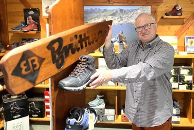 Lutz Quaas im Teil seines Geschäfts, das Wanderschuhen gewidmet ist.