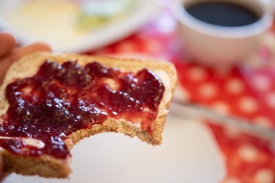 Mit der nun in Kraft getretenen Verordnung ist die Wortklauberei um "Konfitüre" und "Fruchtaufstrich" vom (Frühstücks-)Tisch. (Symbolbild)