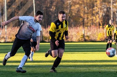 Plötzlich Tabellenführer: Eric Gernhardt (r.) stürmte mit dem SC Altmittweida mit einem 4:0-Sieg an die Spitze. Tom Liebers und die Geringswalder Kicker mussten dagegen die zweite Niederlage in Folge einstecken. 