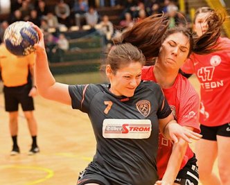 Zwei Tore steuerte Melanie Martin zum 24:21-Heimerfolg des SV Schneeberg bei, der die Amazonen aus Leipzig dank des Siegs auf Platz 4 der Tabelle verdrängt und nun Rang 3 inne hat. 