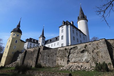 Ein wenig sieht es aus wie nach einer Kanonade im Dreißigjährigen Krieg: Am Schloss Purschenstein in Neuhausen sind Schäden deutlich sichtbar.