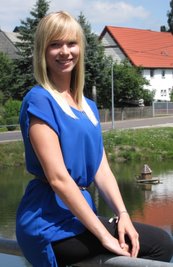 Maria Lippold liebt ihr ländliches Hoyersdorf. Nachdem das Abi Geschichte ist, nutzt sie die freie Zeit sowohl für Erholung als auch Party.