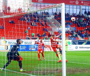 Ronny König (Zwickau, 2.v.r.) überwindet Torhüter Markus Kolke (Wiesbaden) per Kopf zum 2:1.    