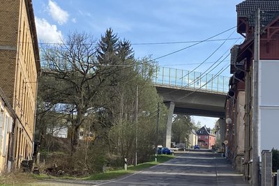 In 10,50 Metern Höhe wird die Autobahn über die Hauptstraße in Culitzsch geführt. Das 30 Jahre alte Bauwerk wird saniert.