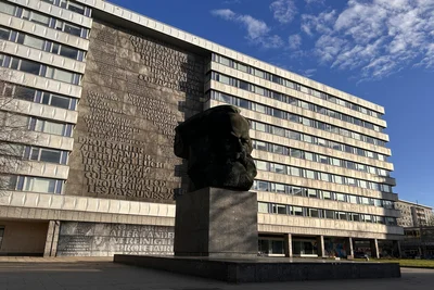 Ein weiterer Stopp ist am Karl-Marx-Kopf.
