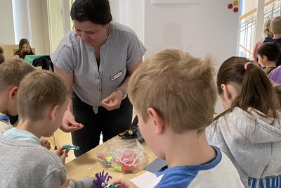 Bibliotheksarbeit, die kaum einer sieht. Leiterin Lisa Lemberg bei einer Veranstaltung für Kinder - hier sind Hortkinder aus der Kita Wichtelhausen zu Gast.