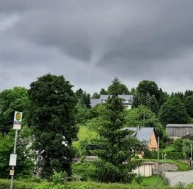 Die Aufnahme machten Anwohner von der Trichterwolke. 