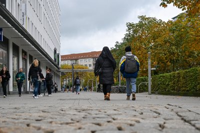 Am Wall setzten Polizisten Anfang 2024 mehrere Verdächtig fest. Nach einem Wortwechsel schlug einer der Polizisten einem Geschädigten ins Gesicht.