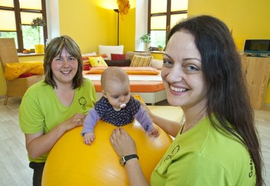 Tamar Küchler (rechts) und Stefanie Rößler arbeiten als Hebammen im Geburtshaus Glühwürmchen in Annaberg-Buchholz.