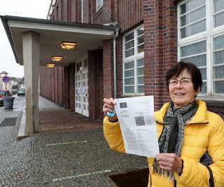 Rita Schnabel aus Dennheritz hat am Freitag innerhalb von rund zweieinhalb Stunden ihre Booster-Impfung bekommen. 