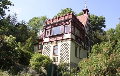 Das idyllisch gelegene Hermann-Vogel-Haus bei Krebes im Burgsteingebiet (Gemeinde Weischlitz). Drumherum soll möglichst noch in diesem Sommer ein Märchen-Wanderweg entstehen. 