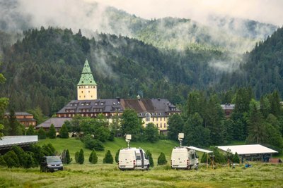 Es ist das erste Hotel, in dem zwei G7-Gipfel stattfanden - und nun ist Schloss Elmau auch zum deutschen „Hotel des Jahres 2025“ gekürt worden.