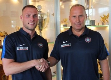 Vereinschef Helge Leonhardt begrüßt Max Wegner beim FCE.