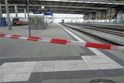 Die Gleise 9 bis 14 wurden gesperrt. Dort kommen unter anderem Züge aus Dresden und Freiberg an bzw. fahren ab. 