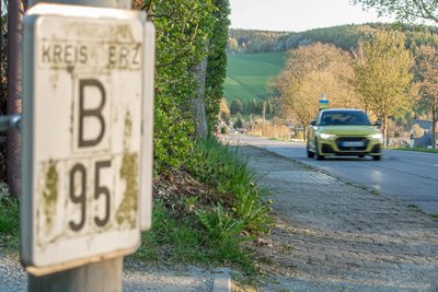 Der alte Gehweg an der B 95 in Burkhardtsdorf: Etwa 400 Meter sollen erneuert werden.