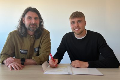 Das Foto zeigt Neuzugang Ben-Luca Moritz (rechts) mit FSV-Sportdirektor Robin Lenk.