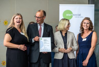 Bundeskanzler Merz zeichnete den SV Triebel aus dem Vogtland aus - Sandy Schwabe und Lena Richter freuten sich bei der Preisverleihung neben Sportstaatsministerin Christiane Schenderlein (CDU, 2.v.r). 