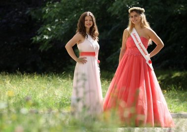 Lichtensteins Rosenprinzessin Jolina Bauer (r.) und ihre Hofdame Ruby Schramm freuen sich. Bald geht es wieder auf Tour durch die Republik.