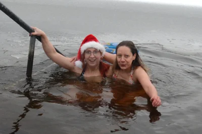 Mehr als ein Dutzend Unerschrockener, darunter Isabell Berger und Carina Mothes, sind am Heiligabend ins kalte Wasser gestiegen. Das Eisbaden ist zur Tradition geworden. Die Geschichte dahinter ist emotional.