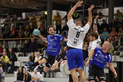Franz Schmidt (blaues Trikot) kommt auf der linken Seite zum Einsatz.