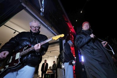 Sie sind da: Kraftklub beim Soundcheck im Vogtland. 300 Leute warten schon.