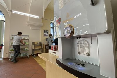 Auf einen Kaffee und Zeitschriftenlektüre ins Rathaus - die Bibliothek will die Wahrnehmung der städtischen Einrichtung als Wohlfühlort erhöhen.