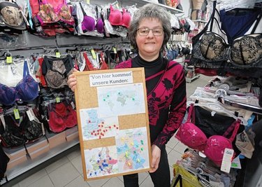 Annett Mosigs großes Sortiment an Dessous ist bei ihren Kunden beliebt. Unter anderem für BHs, Strümpfe und Négligés kommen sie aus aller Welt. 