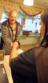 Zufriedene Kunden im Verkaufsraum zeugen von der Qualität des Handwerks. Auf ihre Treue wird es in den nächsten Monaten ankommen.