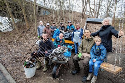 15 Mitglieder des Vereins der Freunde Plauens waren entlang des neuen Fahrradweges zwischen Hammerplatz und neuer Eisenbahnbrücke in Altchrieschwitz unterwegs und spürten Müll auf.