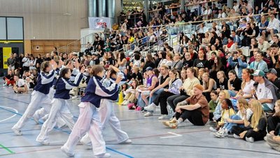 In der Glauchauer Sachsenlandhalle ging am Wochenende die Post ab. Die Deutsche Meisterschaft in den Disziplinen des Hip-Hop-Tanzes (im Foto die Formationen) sorgte rund um die Uhr für eine gut gefüllte Zuschauertribüne.