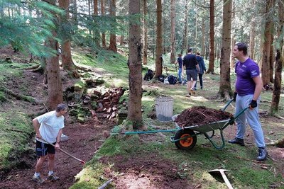 Arbeitseinsatz am vergangenen Samstag auf dem Gelände der ehemaligen Waldbühne auf dem Zwotaer Herrenberg.