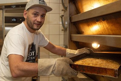 Im Dubai-Stollen aus Thum steckt auch das Engelshaar. Die Teigfäden werden bei den Piraten-Bäckern vor der Verarbeitung geröstet. So bleiben sie knackig.