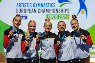 Da ist die Silbermedaille: Mit dem Erfolg von Helen Kevric, Lea Quaas, Karina Schönmaier, Janoah Müller und Silja Stöhr im Teamwettbewerb hatte im Vorfeld kaum jemand gerechnet.