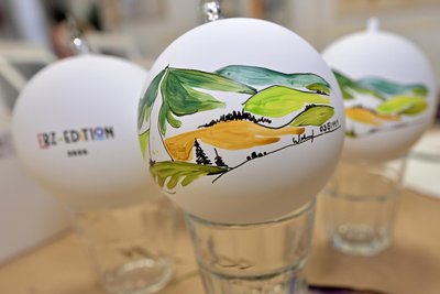 Die neue Weihnachtskugel zeigt als Motiv den Fichtelberg und Keilberg als Aquarell.