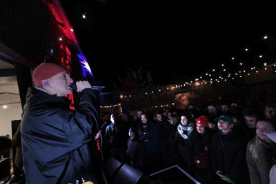 Felix Kummer verspricht der bei frischen 3 Grad im Bierseitenhof wartenden Menge: „In 20 Minuten geht es los“.