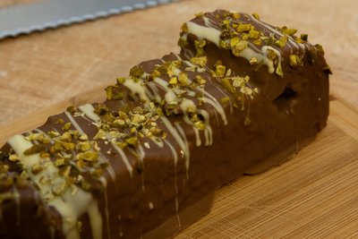 Belgische Schokolade und gehackte Pistazien machen aus dem Stück Stollen laut Piraten-Bäcker eine Praline.
