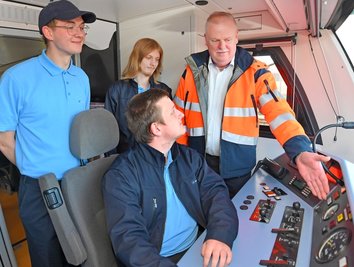 Bis Conrad-Oskar Höfler, Martin Freitag und Dominik Ehlert (von links) selbst einen Zug lenken dürfen, dauert es noch eine Weile. Ausbilder Olaf Temp bringt ihnen bei, wie es geht.