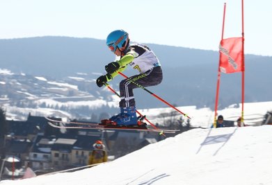 Flog auch ohne die Fichtelbergschanze: Der achtjährige Mark Fernando List vom SC Augustusburg landete beim Skitty-Cup in Oberwiesenthal auf Rang 2.