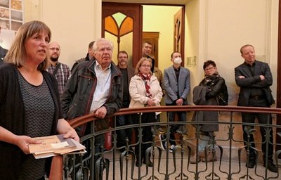Katja Kircheis (links) führte die Teilnehmer des Treffens durch die Neukirchner Villa in Thalheim, die sie und ihr Mann aufwendig saniert haben. Katja Kircheis ist selbst ehrenamtliche Denkmalpflegerin. 