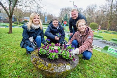  Sophie Gürtler, Mirko Fröhlich, Marcel Kaiser und Steffi Müller-Klug pflanzten Frühblüher auf dem Gelände der Plauener Parkeisenbahn.